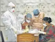  ?? SAMIR JANA / /HT PHOTO ?? Medical workers prepare to take samples for antibody tests in ■
Kolkata on April 20.