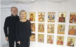 ??  ?? VERTSKAPET: Kari Nyhuus Holtskog og Halvor Holtskog har drevet Galleri Nyhuus i elleve år. Her ved Gheorghe Murarasus ikoner.