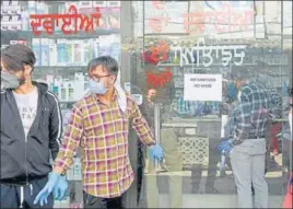  ?? PARDEEP PANDIT/HT ?? A notice declaring the non-availabili­ty of mask and sanitisers outside a chemist shop in the wholesale medicine market in Jalandhar on Saturday.