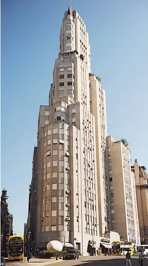  ?? LUCIA MERLE ?? Símbolo porteño. Vista del edificio desde Florida y Ricardo Rojas.