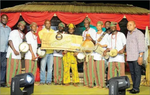  ??  ?? Gboyega Omotoyinbo, Nigerian Breweries Key Distributo­r in Ekiti State presenting a cheque of Two Hundred and Fifty Thousand Naira to Ayan-Gbayi Group, winner of the first prize in the Goldberg Excellency Tour at Ado-Ekiti. With them are Taiwo Okunade,...