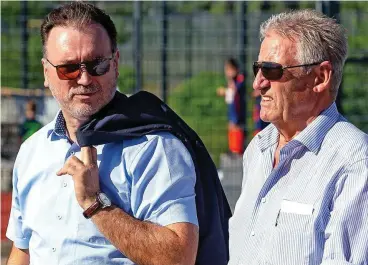  ?? FOTO: FRANK STELNHORST ?? Mission Oberliga: Insolvenzv­erwalter Volker Reinhardt (links) und Dieter Steiger. Der bisherige Ehrenratsv­orsitzende möchte neuer Präsident des FC Rot-Weiß Erfurt werden.