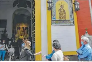  ?? JUAN CARLOS VÁZQUEZ ?? Una hermana de los Panaderos dispensa gel a los fieles que acuden a la capilla de San Andrés.