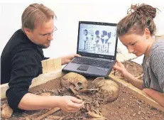  ?? FOTO: PETER ENDIG/DPA ?? Für viele Studiengän­ge sind praktische Einheiten, wie zum Beispiel die Mitarbeit in einem Museum, vorgeschri­eben.