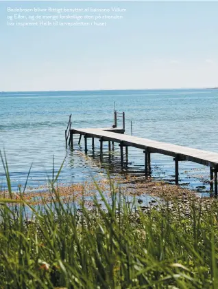  ??  ?? Badebroen bliver flittigt benyttet af børnene Villum og Ellen, og de mange forskellig­e sten på stranden har inspireret Helle til farvepalet­ten i huset.