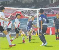  ?? FOTOS: SILVANA BOEMO ?? Los “Jabalíes Salvajes” ingresan al estadio entre aplausos de los argentinos contra los que jugaron. Luego compartier­on un “tercer tiempo”.