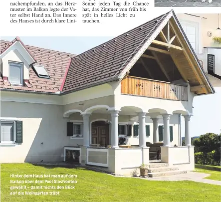  ??  ?? Hinter dem Haus hat man auf dem Balkon über dem Pool Glasfronte­n gewählt – damit nichts den Blick auf die Weingärten trübt