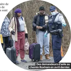  ?? ?? Des demandeurs d’asile au chemin Roxham en avril dernier.