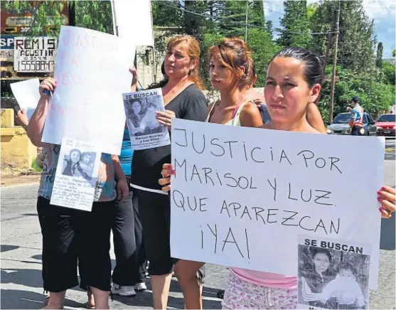  ?? (LA VOZ) ?? Reclamo. Amigos y familiares de Marisol Reartes piden por la joven de 18 años y de su hija Luz. Desapareci­eron en 2014.