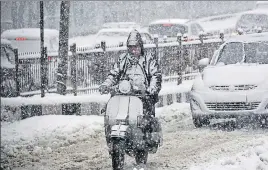  ?? WASEEM ANDRABI /HT ?? Commuters had a tough time during a heavy snowfall in Srinagar on Thursday.