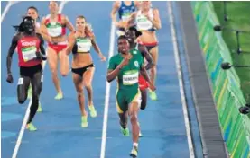  ?? AFP ?? La sudafrican­a Caster Semenya (verde) saca una buena ventaja para ingresar sin problemas a la meta y ganar los 800 m femeninos.