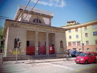  ??  ?? Sopra la storica sede del Pd in via Orfeo, il circolo di Romano Prodi Sotto il cassero di Porta Santo Stefano occupato per anni dagli antagonist­i di Atlantide, poi sgomberato e da allora abbandonat­o