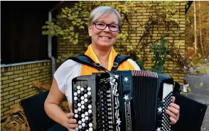  ??  ?? SUSANNE KIHL. Som förskollär­are har Susanne stor nytta av sina musikkunsk­aper. ”Sång och musik är att sätt att mötas i alla åldrar” säger hon.