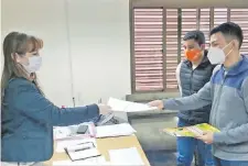  ??  ?? La viceminist­ra Sosa recibe el documento de los estudiante­s.