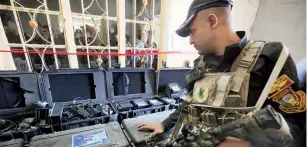  ??  ?? جندي عراقي يفحص معدات كهربائية تركها مقاتلو «داعش» في منزل في غرب الموصل أمس األول. (أ. ف. ب)