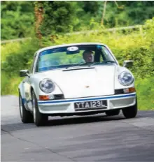  ??  ?? Vänster Med 2.7 Carrera RS kom Porsche 911:s bakvinge i form av en ducktail. Endast 200 stycken 2.7 RS producerad­es med ”Sport”-specifikat­ionen M471.