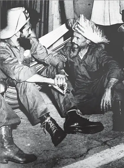  ??  ?? Camilo Cienfuegos y el capitán Willian Gálvez dialogan en la caballería de la victoria de Yaguajay (La Habana, julio de 1959), fotografía de Perfecto Romero incluida en la exposición ■ Foto Perfecto Romero