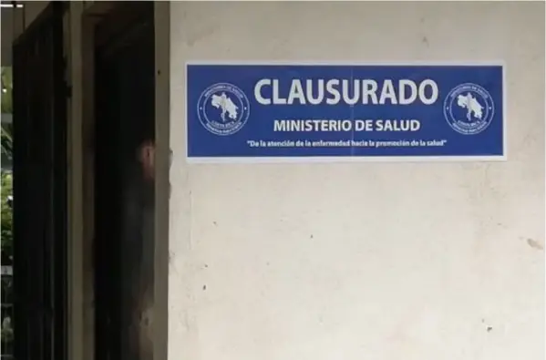  ?? ÉdGAr CHinCHiLLA ?? Problemas sin atender en paredes y techo obligaron a Salud a cerrar la Escuela Clemente Marín, en Pital desde el 2019.
