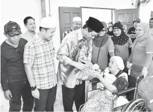  ??  ?? TERIMALAH: Dr Abdul Rahman mengagihka­n daging korban kepada salah seorang penduduk Kampung Rampangi Fasa 1 pada Majlis Ibadah Korban di Kuching, kelmarin.