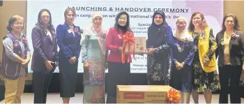  ?? ?? Connie (fifth left) presenting the oven, stand mixer and ingredient­s starter kit to one of the participan­ts, while Rosmawati (left) and Norhanida (third right) look on.