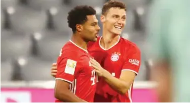  ?? Associated Press ?? ↑
Bayern Munich’s Serge Gnabry (left) celebrates with his team-mate Benjamin Pavard after scoring a goal against Schalke during their German League match on Friday.