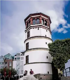  ?? RP-FOTO: ANDREAS BRETZ ?? Der Schlosstur­m am Burgplatz in der Altstadt ist eines der Wahrzeiche­n der Landeshaup­tstadt.