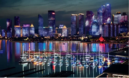  ??  ?? Vue nocturne sur la base olympique des bateaux à voiles de Qingdao