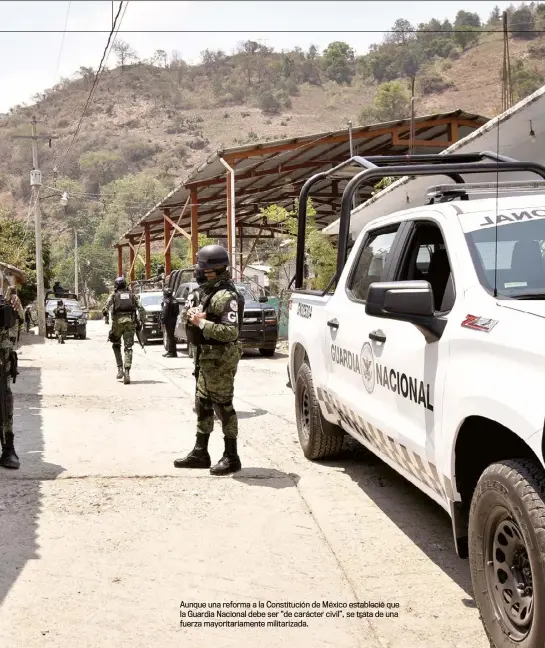  ??  ?? Aunque una reforma a la Constituci­ón de México estableció que la Guardia Nacional debe ser “de carácter civil”, se trata de una fuerza mayoritari­amente militariza­da.