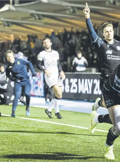  ?? ?? Main and top left: Glasgow centre Huw Jones runs in for his tries. Above left, George Horne kicks upfield. Right, Kyle Rowe celebrates after scoring