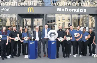  ?? ANTHONY BIBARD/FEP/ICON SPORT ?? Le 21 mars, le président de la LFP, Vincent Labrune (à gauche), et Jean-guillaume Bertola (Mcdonald’s France) lors de la présentati­on officielle du nouveau sponsor de la Ligue 1.