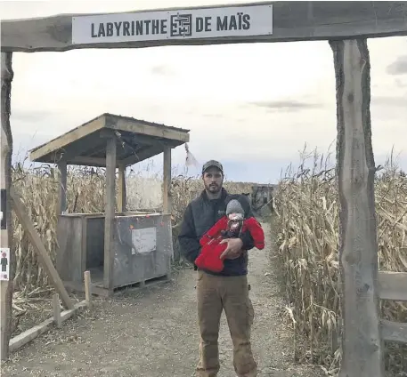  ?? PHOTO AGENCE QMI ?? Raphaël Lauzon et son fils devant l’entrée de son labyrinthe de maïs sur sa ferme.