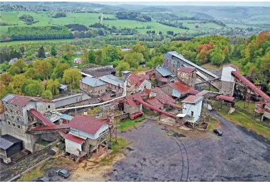  ??  ?? Erst aus der Luft werden die Dimensione­n des einstigen Basaltwerk­s deutlich. Es ist heute wesentlich­er Bestandtei­l des Stöffel-Parks.