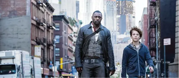  ?? Foto: Sony Pictures ?? Roland Deschain (Idris Elba, links) und Jake Chambers (Tom Taylor) geben darauf acht, dass ein Finsterlin­g nicht den dunklen Turm zerstört.