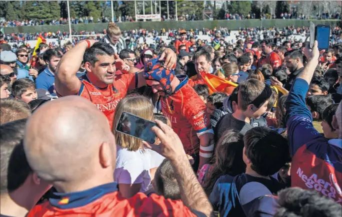  ??  ?? ALEGRÍA. La euforia se desató con el pitido final. A pesar de los avisos de la megafonía, muchos aficionado­s invadieron el campo para compartir su felicidad con los Leones.