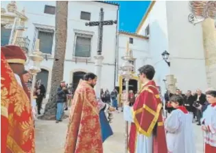  ?? // J. P. ?? El párroco Pablo Lora, ayer en la bendición de la cruz de las Descalzas