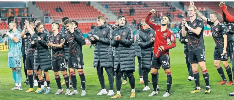  ?? FOTO: DANIEL LÖB/DPA ?? Eine der Stärken der Fortuna in der Hinrunde: Der Zusammenha­lt in der Mannschaft.