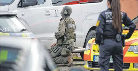  ?? FOTOS THOMAS WARNACK ?? Die Polizei des Riedlinger Reviers erhielt Unterstütz­ung von den Kollegen des SEK aus Göppingen.