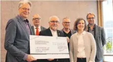  ?? FOTO: RAU ?? Aus den Händen von Chefredakt­eur Hendrik Groth (links) hat Bischof Gebhard Fürst (Mitte) einen Scheck erhalten. Leser hatten 644 000 Euro gespendet, ein neuer Rekord.