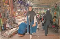  ?? FOTO: AFP ?? Una mujer iraní realiza compras en el bazar Tajrish, en Teherán. Según el parlamento se revisa la ley del hiyab.