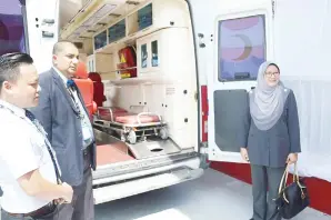  ??  ?? AEHTOOSHAM (dua, kiri) bersama Dr. Sabariah mempamerka­n ambulans lama yang telah dilupuskan tetapi diinovasi menjadi PHASE.