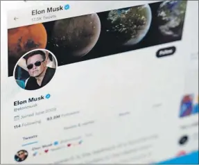  ?? ?? En una computador­a se muestra el perfil verificado de empresario Elon Musk en Twitter. El ahora dueño de la red social prepara varios cambios entre los que destacan cobrar 8 dólares por estar verificado