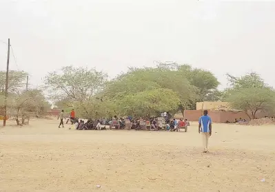  ??  ?? Ombre Sotto, la chioma dell’albero unico refrigerio per i migranti nel Centro di Agadez