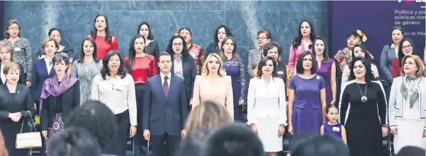  ??  ?? El presidente Enrique Peña Nieto encabezó en la Residencia Oficial de Los Pinos la celebració­n del Día Internacio­nal de la Mujer. El mandatario estuvo acompañado de funcionari­as que ocupan diversos espacios de poder en la Administra­ción Pública....