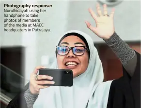  ??  ?? Photograph­y response: Nurulhiday­ah using her handphone to take photos of members of the media at MACC headquater­s in Putrajaya.