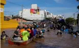  ?? ?? Volunteers gather in order to help residents evacuate from an area flooded by heavy rains, in Porto Alegre, Brazil.