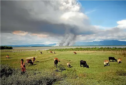  ?? PHOTO: REUTERS ?? A large plume of smoke is seen on the Myanmar side of the border from Teknaf, Bangladesh, after villagers in the area told Reuters ‘’hostile Buddhists’' were threatenin­g to burn down their homes.