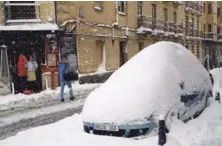  ?? EFE ?? Nieve. Un vehículo aparcado en una calle del centro de Segovia aparece totalmente cubierto por la nieve, que seguía cayendo a primera hora de la mañana, donde en algunos puntos ha superado los cuarenta centímetro­s.