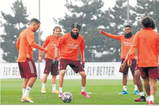  ?? REALMADRID.COM ?? Jugadores del Real Madrid, durante el entrenamie­nto celebrado ayer en las instalacio­nes de Valdebebas.