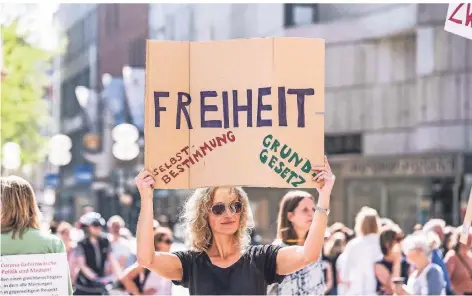  ?? FOTO: IMAGO ?? Menschen demonstrie­ren in München für die Einhaltung der Grundrecht­e.