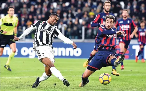  ?? ALESSANDRO DI MARCO/EPA ?? AYO, BANTAI LAGI: Douglas Costa (kiri) dihadang bek Crotone Federico Ceccherini pada laga di Allianz Stadium, Turin (26/11).